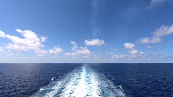 海を旅する船の後ろからの眺め 船の目覚めは 頭上を通過する雲で見えます カメラ固定 — ストック動画