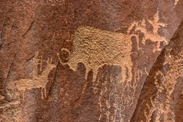 Petroglyphs Newspaper Rock Canyonlands National Park Utah — стокове фото