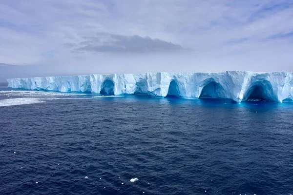 Grande Iceberg Blu Galleggiante Antartide — Foto Stock