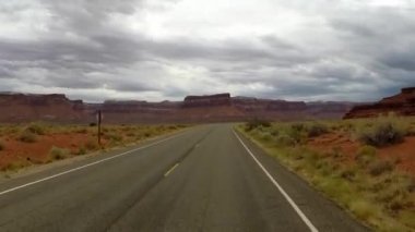 Utah 'ta, Arches Ulusal Parkı' nın yakınlarında hareket halindeki bir aracın görüntüsü..