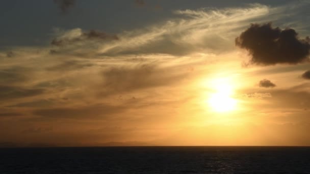 Ένα Κίτρινο Ηλιοβασίλεμα Στη Θάλασσα Cirrus Και Σύννεφα Stratus Κάμερα — Αρχείο Βίντεο