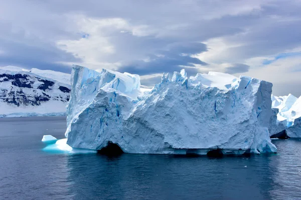 Iceberg Azul Flutuar Baía Almirantado Antártida — Fotografia de Stock