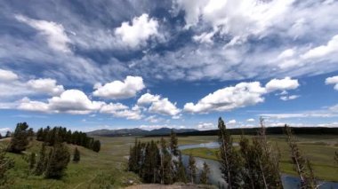Yellowstone Nehri üzerinde Yellowstone Ulusal Parkı 'ndaki Hayden Vadisi' nde bir bulut zaman dilimi. Kamera soldan sağa dönüyor.