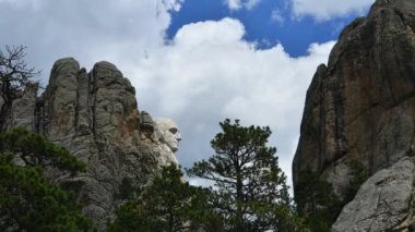 Başkan Washington 'ın Rushmore Dağı' ndaki profili soldan sağa hareket eden bulutlarla dolu. Kamera kilitlendi..