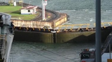 Gatun, Panama Kanalı 'ndaki kilitlerden birine yaklaşan bir gemi var..