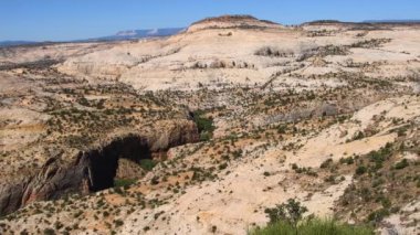 Escalante Grand Staircase Ulusal Anıtı 'ndaki Lower Calf Creek manzarası. Kamera açısı Hogback boyunca, Utah 12. otoyolu boyunca manzaralı bir yan yol. Kamera sağdan sola dönüyor.