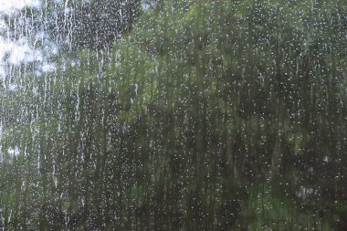 Bir ekrandan akan yağmur