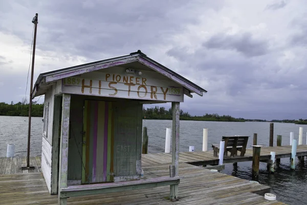 Vieja choza en un muelle de madera — Foto de Stock