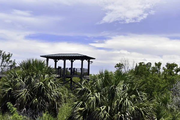 Torre de observación en un refugio de vida silvestre — Foto de Stock