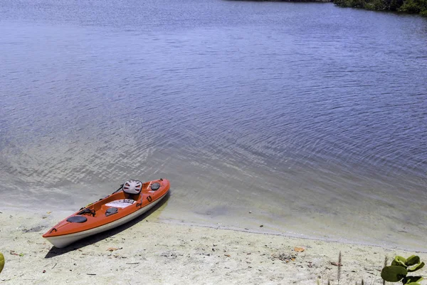 Kayak on beach — Stock Photo, Image