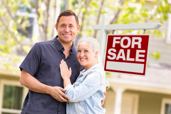 Coppia Caucasica Fronte Vendita Segno Immobiliare Casa — Foto Stock