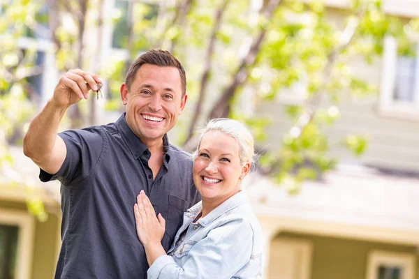 Caucasian Couple Front House Keys — Stock Photo, Image