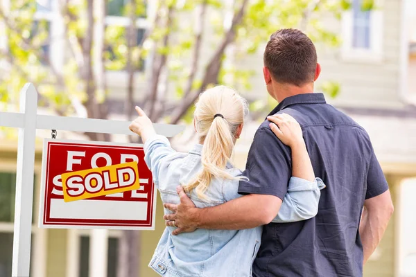 Pareja Caucásica Frente Apuntando Frente Venta Bienes Raíces Signo Casa — Foto de Stock