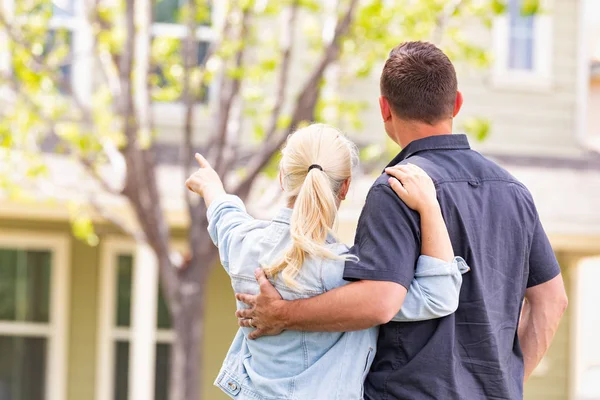 Gelukkige Kaukasische Paar Gerichte Wordt Gewezen Voorkant Van Huis — Stockfoto