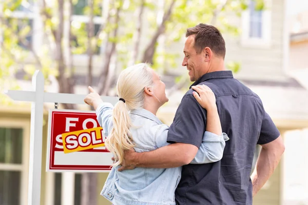 Pareja Caucásica Frente Apuntando Frente Venta Bienes Raíces Signo Casa —  Fotos de Stock