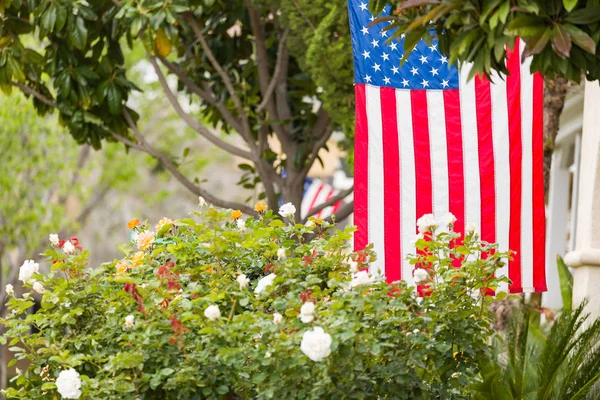 Porches Delanteros Con Banderas Americanas — Foto de Stock