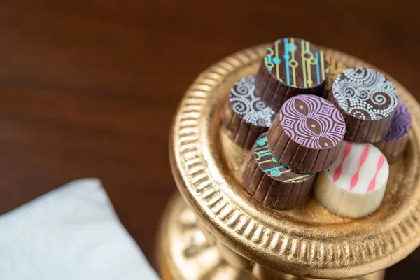 Jemné Čokoládové Bonbóny Řemeslník Zlatý Pilíř Servírovací Mísa — Stock fotografie