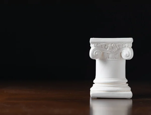 Колонна Белого Ионического Дизайна Тёмном Фоне — стоковое фото