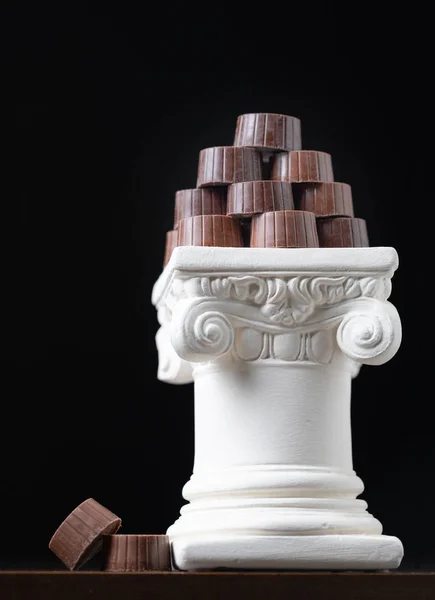 Stack Fina Artisan Choklad Staplade Vita Pelare Kolumn — Stockfoto