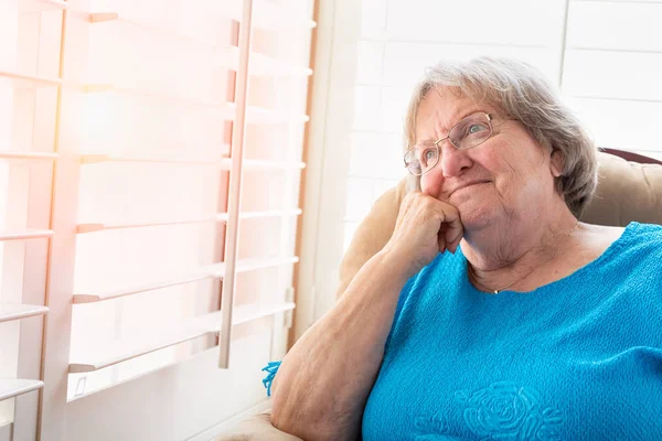 Conteúdo Mulher Sênior Olhando Pela Janela — Fotografia de Stock