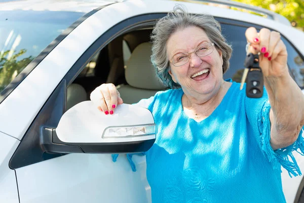 Счастливая Пожилая Женщина Новым Автомобилем Кейсами — стоковое фото
