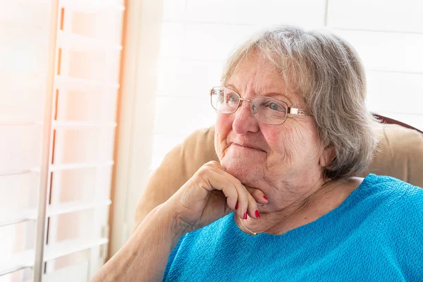 Innehåll Senior Kvinna Blickar Genom Hennes Fönster — Stockfoto