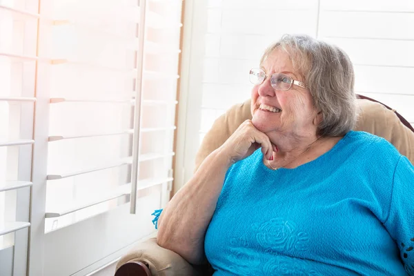 Innehåll Senior Kvinna Blickar Genom Hennes Fönster — Stockfoto