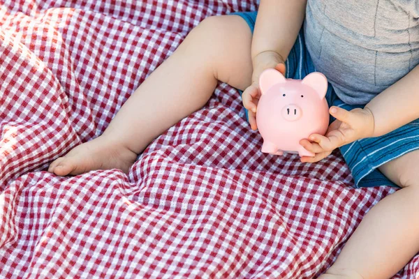 Menino Sentado Cobertor Piquenique Brincando Com Piggy Bank — Fotografia de Stock