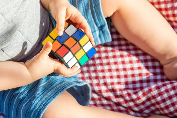 Chłopiec Dziecko Siedzi Koc Piknikowy Grając Cube Puzzle — Zdjęcie stockowe