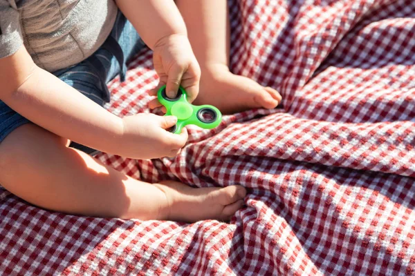 Baby Pojke Sitter Picknick Filt Som Leker Med Fidget Spinner — Stockfoto