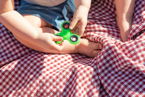 Menino Sentado Cobertor Piquenique Brincando Com Fidget Spinner — Fotografia de Stock