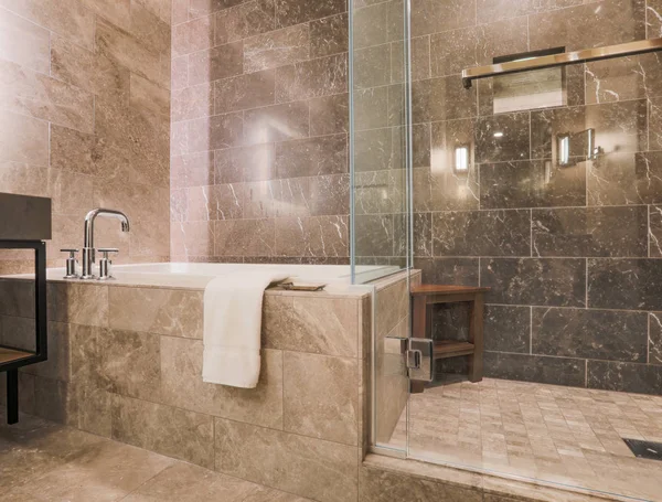 Mármore Moderno Tiled Banheiro — Fotografia de Stock