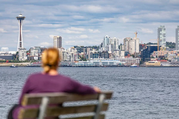 Mulher Sentada Banco Olhando Para Seattle Washington Skyline — Fotografia de Stock