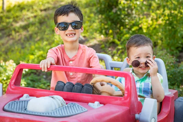 Jovens Mestiços Chineses Caucasianos Vestindo Óculos Sol Jogando Carro Brinquedo — Fotografia de Stock