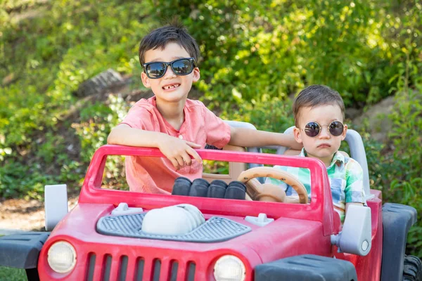 若い混合レース中国人と白人の兄弟のおもちゃの車で遊んで身に着けているサングラス — ストック写真