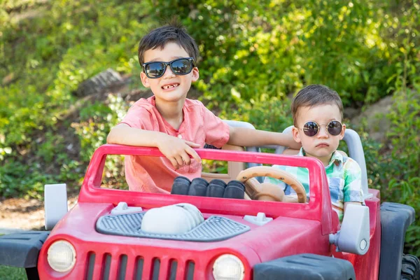 Giovani Fratelli Misti Cinesi Caucasici Che Indossano Occhiali Sole Che — Foto Stock