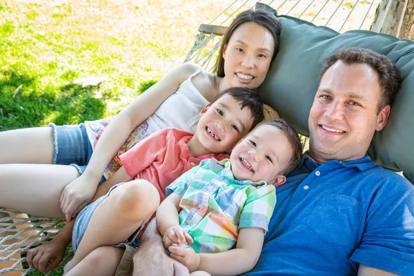 Père Caucasien Mère Chinoise Détendre Dans Hamac Avec Des Fils — Photo