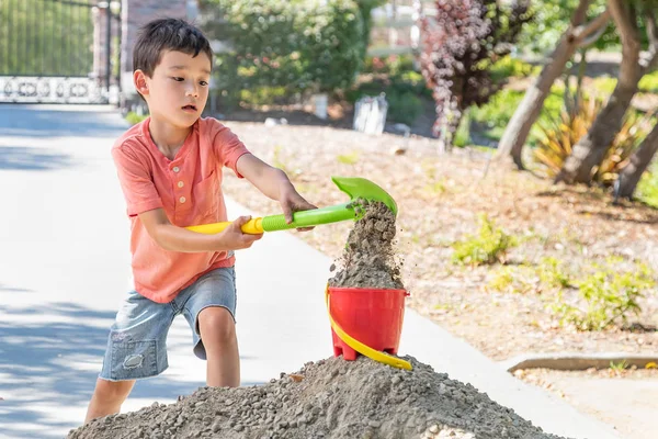 Joven Caucásico Chino Jugando Con Pala Cubo — Foto de Stock