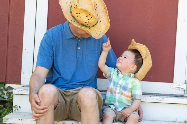 顽皮的年轻白人父亲和混血华人儿子戴牛仔帽 — 图库照片