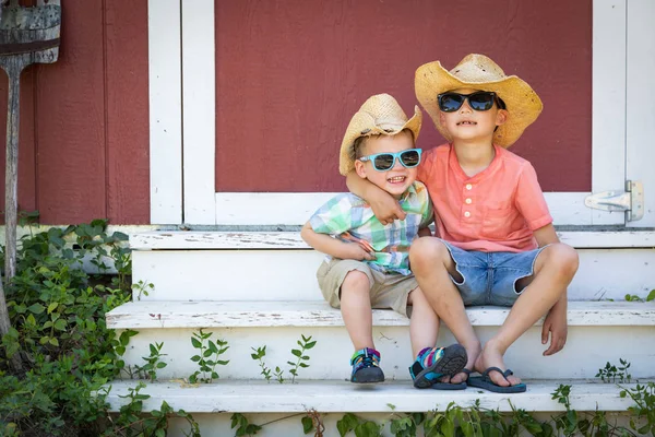 Chinesische Und Kaukasische Brüder Haben Spaß Mit Sonnenbrille Und Cowboyhut — Stockfoto