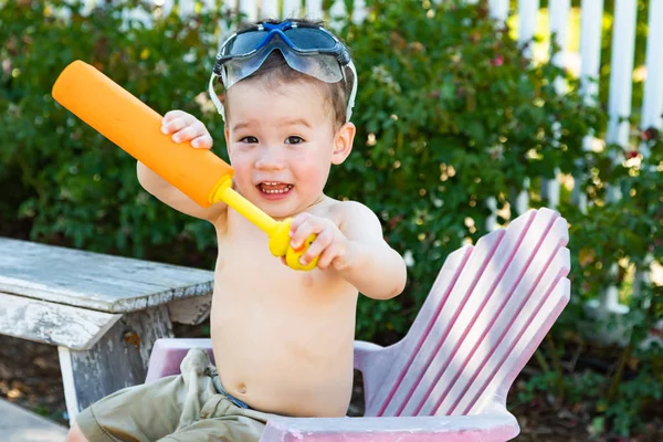 Glücklicher Verspielter Junger Mischling Chinesischer Und Kaukasischer Rasse Mit Schwimmbrille — Stockfoto