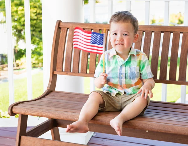 Ung Blandad Ras Kinesiska Och Kaukasiska Pojke Leker Med Amerikanska — Stockfoto