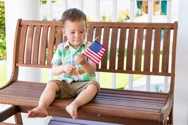 Молодой Смешанный Китайский Кавказский Мальчик Играет Американским Флагом — стоковое фото