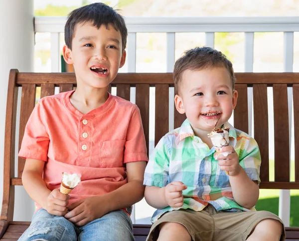 Jeunes Frères Chinois Caucasiens Race Mixte Appréciant Leurs Cônes Crème — Photo