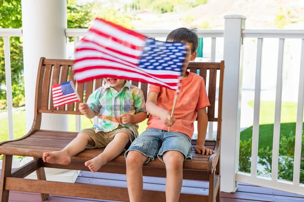 若い混合レース中国人と白人の兄弟がアメリカ国旗で遊んで — ストック写真
