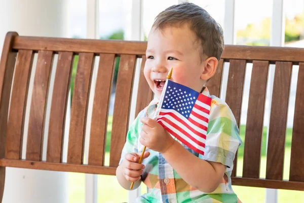 Fiatal Vegyes Verseny Kínai Kaukázusi Fiú Játszó Amerikai Zászló — Stock Fotó