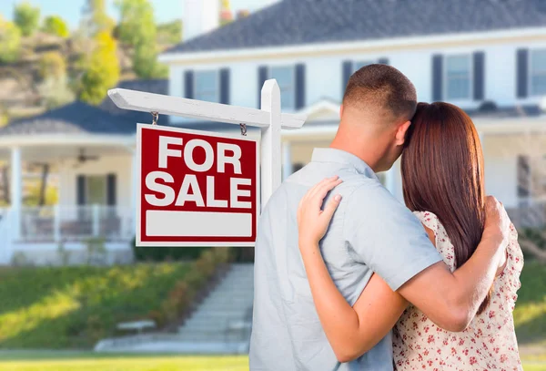 Military Couple Looking House Sale Real Estate Sign Front — Stock Photo, Image