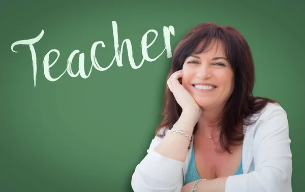 Δάσκαλος Γραμμένο Πράσινο Πίνακα Κιμωλίας Πίσω Χαμογελαστός Μέσης Ηλικίας Γυναίκα — Φωτογραφία Αρχείου