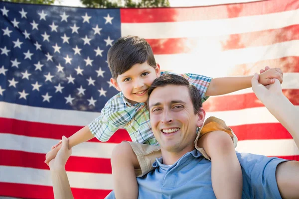 Apa Fia Malacka Vissza Lovaglás Amerikai Zászló Előtt — Stock Fotó
