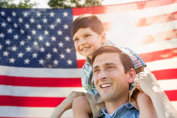 Padre Con Hijo Cerdito Espalda Montar Frente Bandera Americana —  Fotos de Stock